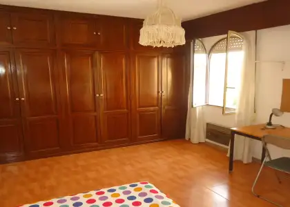 Se alquila habitación en piso compartido de 5 habitaciones en San Miguel-Capuchinos. en Córdoba