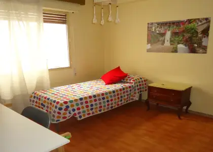 Se alquila habitación en piso compartido de 5 habitaciones en San Miguel-Capuchinos. en Córdoba