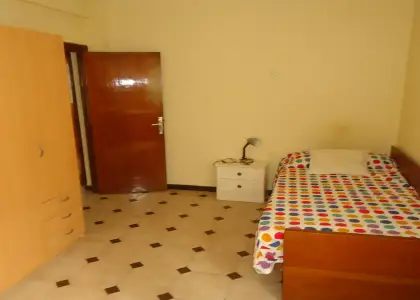 Se alquila habitación en piso compartido de 5 habitaciones en San Miguel-Capuchinos. en Córdoba