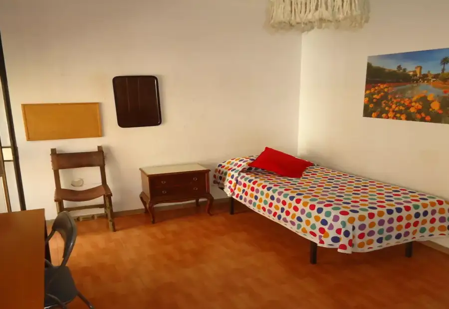 Se alquila habitación en piso compartido de 5 habitaciones en San Miguel-Capuchinos. en Córdoba