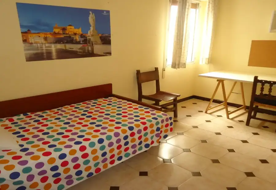 Se alquila habitación en piso compartido de 5 habitaciones en San Miguel-Capuchinos. en Córdoba