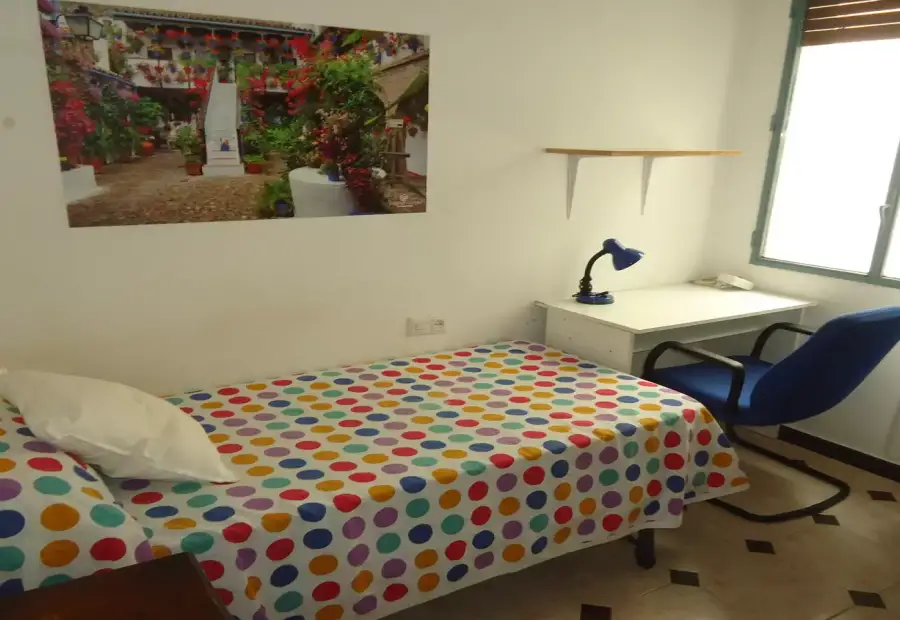 Se alquila habitación en piso compartido de 5 habitaciones en San Miguel-Capuchinos. en Córdoba