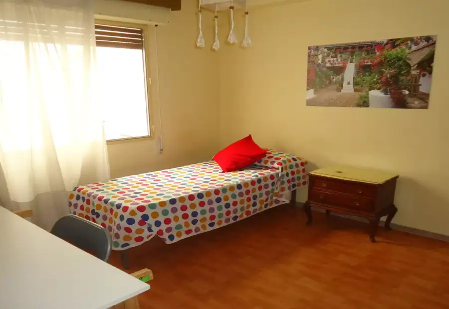 Se alquila habitación en piso compartido de 5 habitaciones en San Miguel-Capuchinos. en Córdoba
