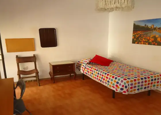 Se alquila habitación en piso compartido de 5 habitaciones en San Miguel-Capuchinos. en Córdoba