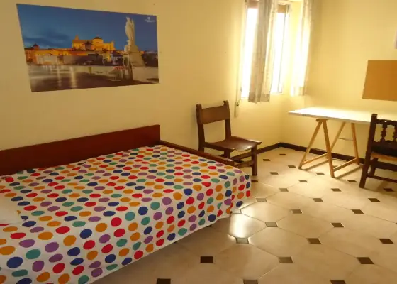 Se alquila habitación en piso compartido de 5 habitaciones en San Miguel-Capuchinos. en Córdoba
