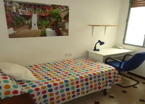 Se alquila habitación en piso compartido de 5 habitaciones en San Miguel-Capuchinos. en Córdoba