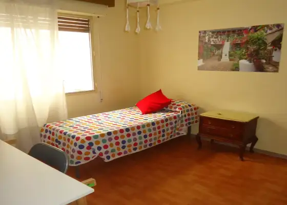 Se alquila habitación en piso compartido de 5 habitaciones en San Miguel-Capuchinos. en Córdoba