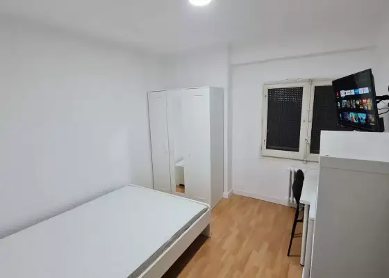 Se alquila habitación en piso compartido de 5 habitaciones en Zaragoza, solo estudiantes