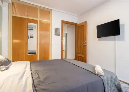 Se alquila habitación en piso compartido de 6 habitaciones en Alicante, gastos incluidos en Alicante (Alacant)