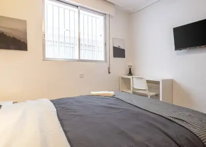 Se alquila habitación en piso compartido de 6 habitaciones en Alicante, gastos incluidos en Alicante (Alacant)