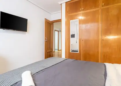 Se alquila habitación en piso compartido de 6 habitaciones en Alicante, gastos incluidos en Alicante (Alacant)