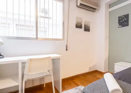 Se alquila habitación en piso compartido de 6 habitaciones en Alicante, gastos incluidos en Alicante (Alacant)