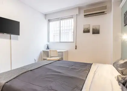 Se alquila habitación en piso compartido de 6 habitaciones en Alicante, gastos incluidos en Alicante (Alacant)