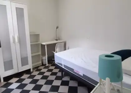 Se alquila habitación en piso compartido de 6 habitaciones en Centro-Sagrario en Granada