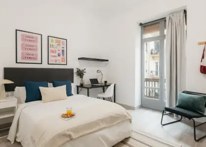 Se alquila habitación en piso compartido de 6 habitaciones en La Gran Vía en Valencia