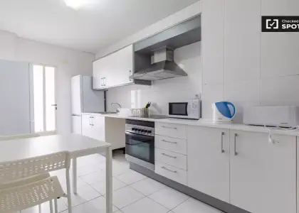 Se alquila habitación en piso compartido de 6 habitaciones en La Gran Vía. en Valencia