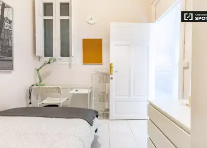 Se alquila habitación en piso compartido de 6 habitaciones en La Gran Vía. en Valencia