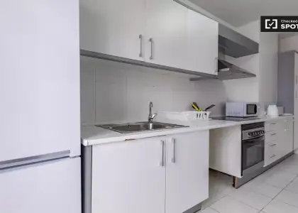 Se alquila habitación en piso compartido de 6 habitaciones en La Gran Vía. en Valencia