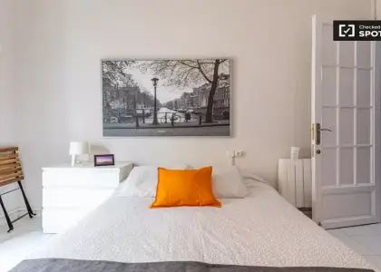 Se alquila habitación en piso compartido de 6 habitaciones en La Gran Vía. en Valencia