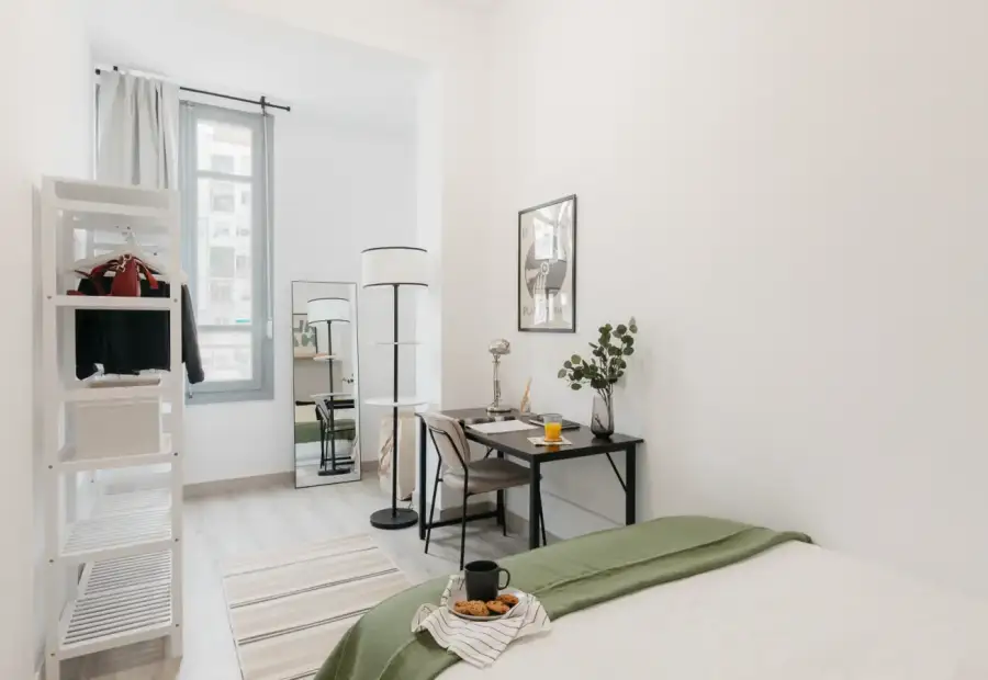 Se alquila habitación en piso compartido de 6 habitaciones en La Gran Vía en Valencia