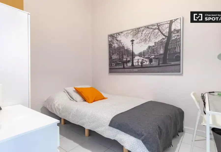 Se alquila habitación en piso compartido de 6 habitaciones en La Gran Vía. en Valencia