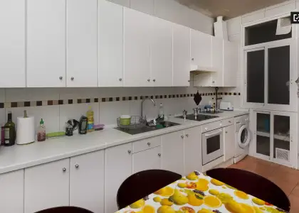 Se alquila habitación en piso compartido de 7 habitaciones en Gaztambide en Madrid