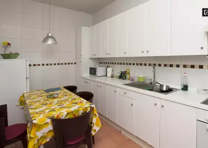 Se alquila habitación en piso compartido de 7 habitaciones en Gaztambide en Madrid