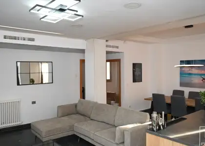 Se alquila habitación en piso compartido de 8 habitaciones en El Mercat, todos los gastos incluidos, se admiten profesionales y estudiantes. en Valencia
