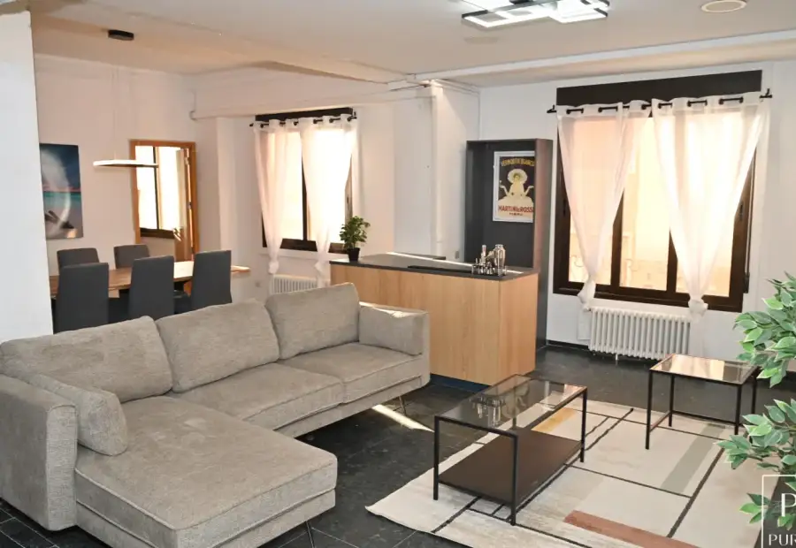 Se alquila habitación en piso compartido de 8 habitaciones en El Mercat, todos los gastos incluidos, se admiten profesionales y estudiantes. en Valencia