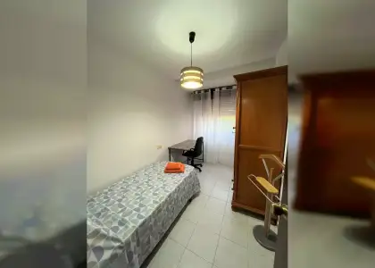 Se alquila habitación en piso de 3 dormitorios en El Zapillo en Almería
