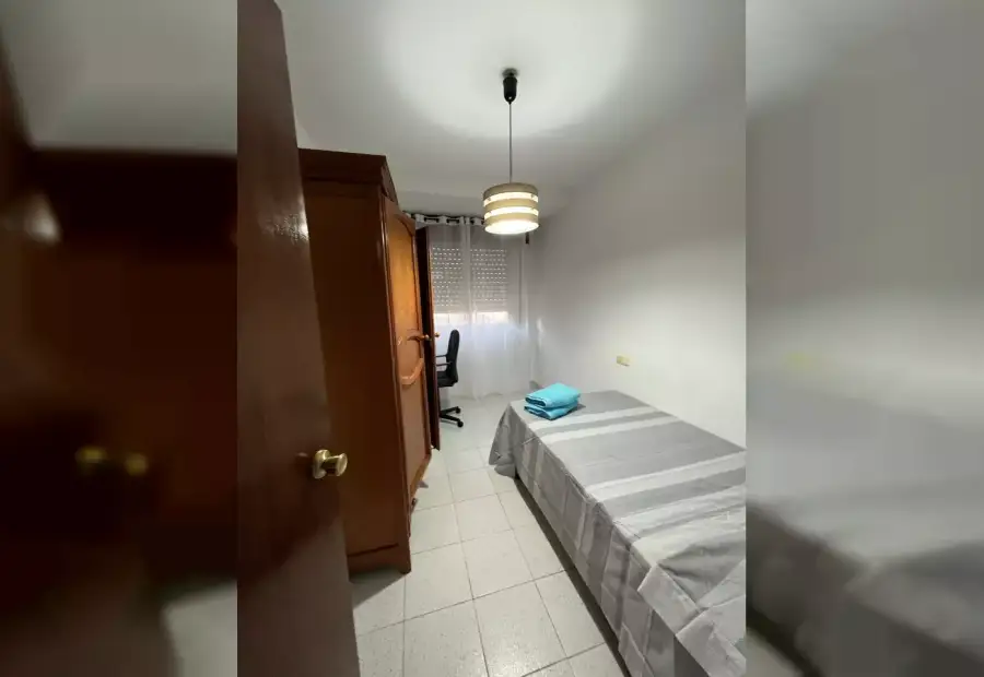 Se alquila habitación en piso de 3 dormitorios en El Zapillo en Almería