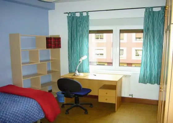 Se alquila habitación en piso de 3 habitaciones en Oviedo