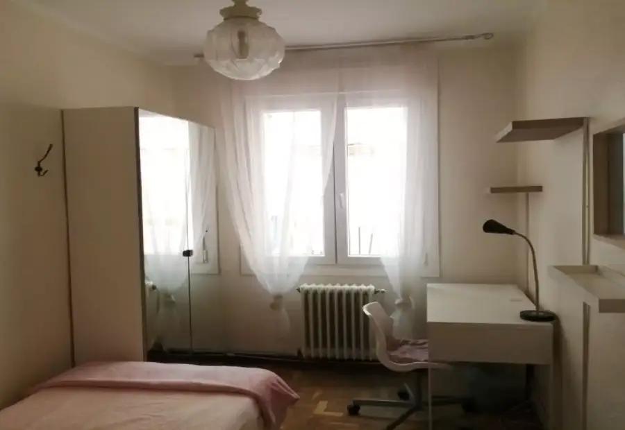 Se alquila habitación en piso de 3 habitaciones en Pamplona en Pamplona