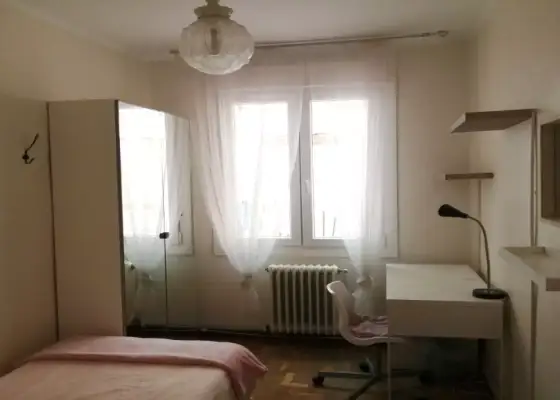 Se alquila habitación en piso de 3 habitaciones en Pamplona