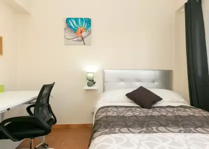 Se alquila habitación en piso de 4 habitaciones en Granada en Granada
