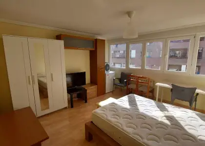 Se alquila habitación en piso de 4 habitaciones en Zaragoza en Zaragoza