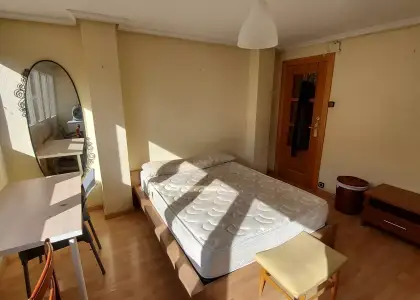 Se alquila habitación en piso de 4 habitaciones en Zaragoza en Zaragoza