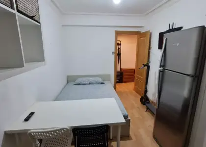 Se alquila habitación en piso de 4 habitaciones en Zaragoza en Zaragoza