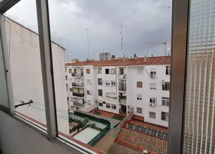 Se alquila habitación en piso de 4 habitaciones en Zaragoza en Zaragoza