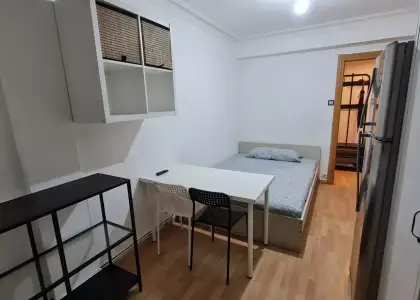 Se alquila habitación en piso de 4 habitaciones en Zaragoza en Zaragoza