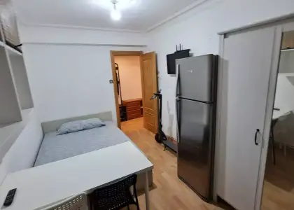 Se alquila habitación en piso de 4 habitaciones en Zaragoza en Zaragoza