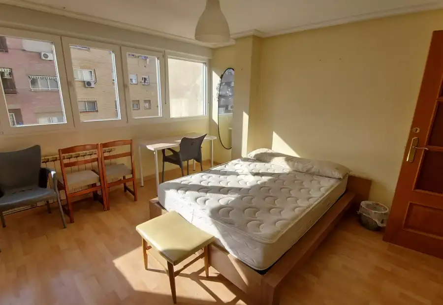 Se alquila habitación en piso de 4 habitaciones en Zaragoza en Zaragoza