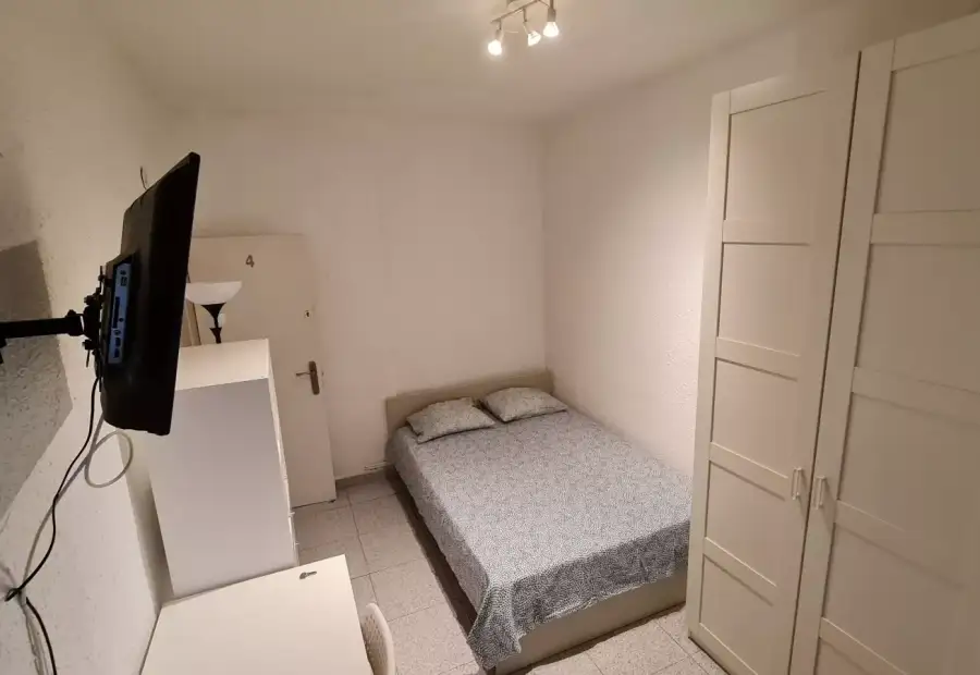Se alquila habitación en piso de 4 habitaciones en Zaragoza en Zaragoza