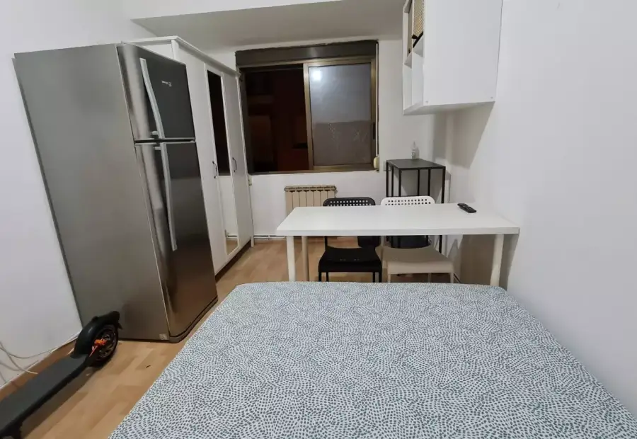 Se alquila habitación en piso de 4 habitaciones en Zaragoza en Zaragoza