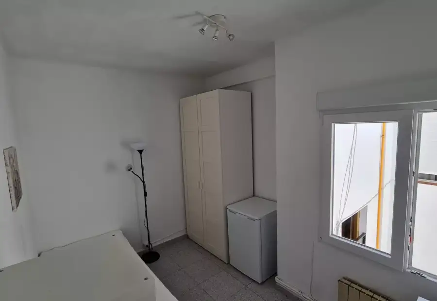 Se alquila habitación en piso de 4 habitaciones en Zaragoza en Zaragoza