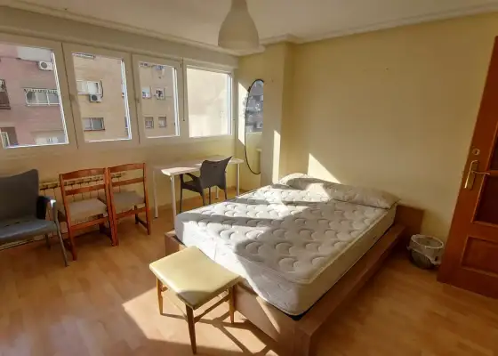 Se alquila habitación en piso de 4 habitaciones en Zaragoza