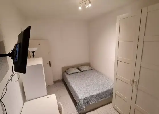 Se alquila habitación en piso de 4 habitaciones en Zaragoza