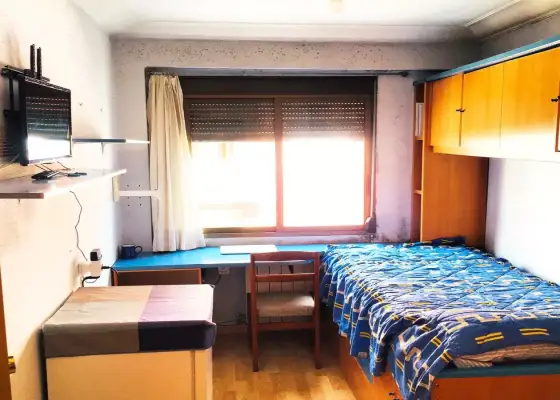 Se alquila habitación en piso de 4 habitaciones en Zaragoza