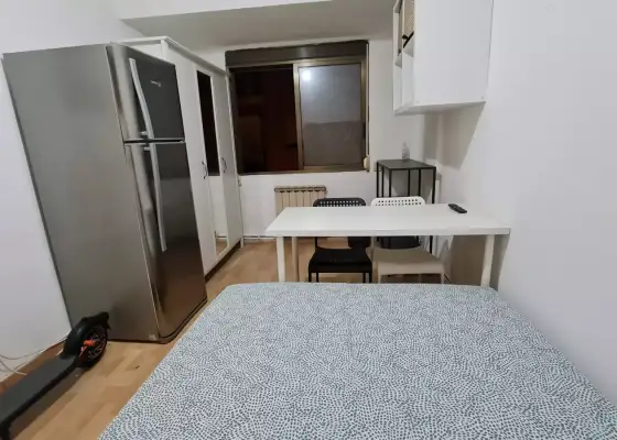 Se alquila habitación en piso de 4 habitaciones en Zaragoza