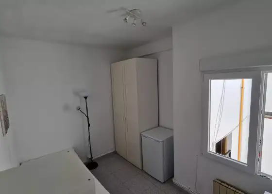 Se alquila habitación en piso de 4 habitaciones en Zaragoza
